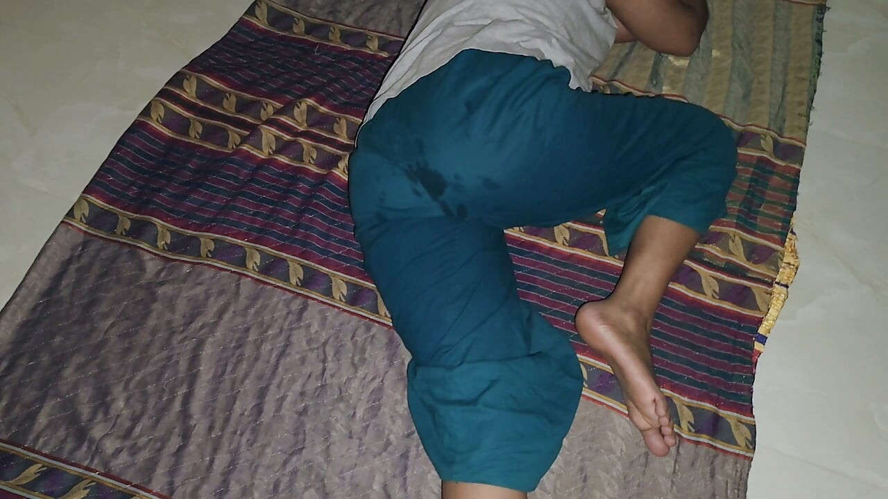 Video cu fututul frumoasei menajere indiene din sat în casă.