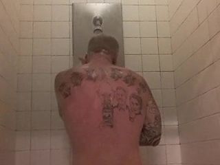 散髪後にシャワーを浴びる囚人