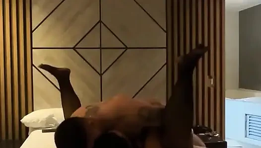 İtaatkar eş yatağın her yerine ıslak fışkıran orgazm yaşıyor