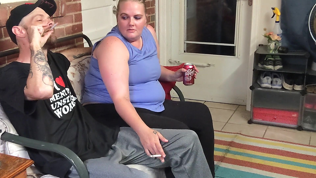 出轨人妻给邻居吹箫并抽烟被抓!