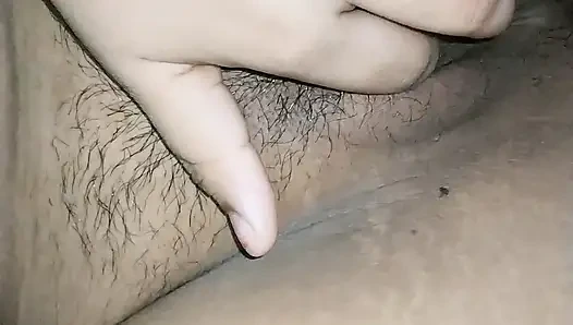 Gadis imut lagi asik fingering memek merah muda di sofa