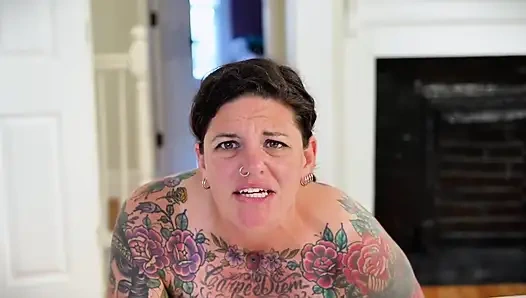 Carrie capri makineyle domalarak sikiliyor ve sert boşalıyor!