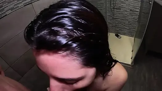 Ngentot di kamar mandi sama ibu kosku yang masih 18 tahun! Crot di toketnya!