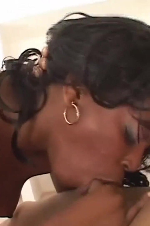 一个黑人婊子被白人坚硬大鸡巴操逼