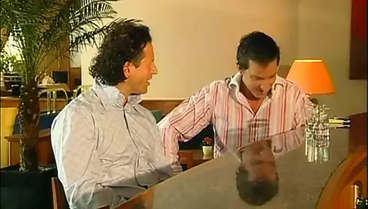 Esmer genç kız sikişmeye hazır