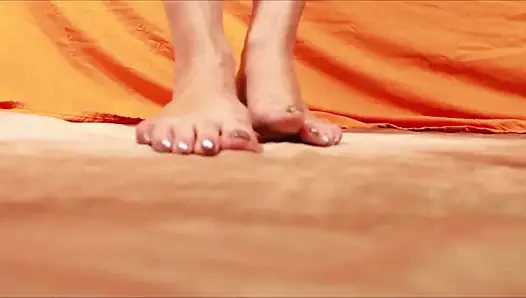 Giantess Shows off Gold High Heels