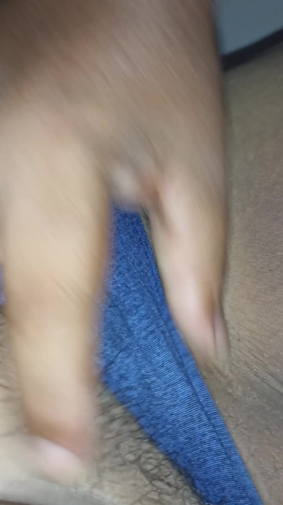 Le hago a un lado el calzon a mi esposa para ver su coño gordo y peludo | Clip 3
