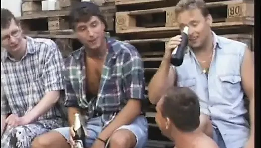 Edepsiz yaşlı sarışın grup sekste yarak emerken arkadan sikiliyor