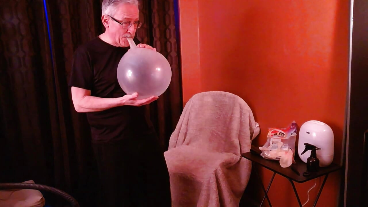 150) Kenikmatan nakal dengan balon jernih bulat besar oleh ayah