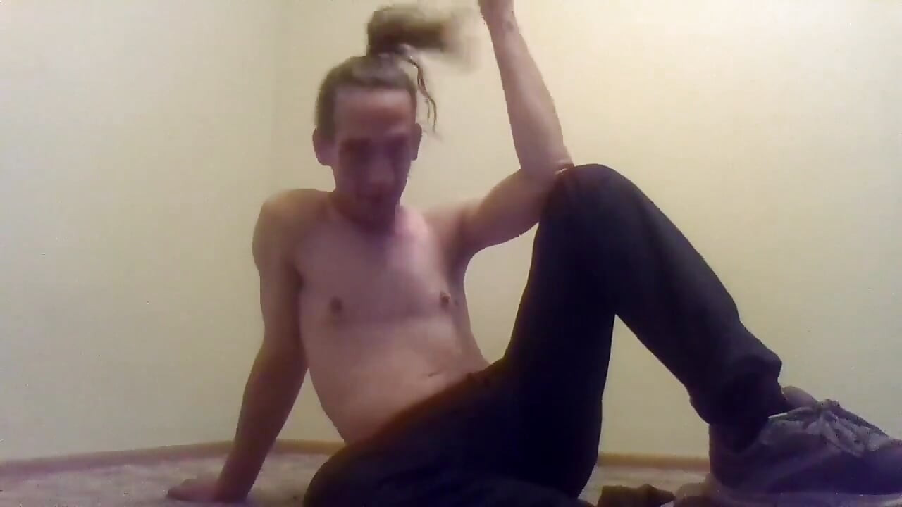 Topless transgirl escovando seu próprio cabelo