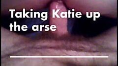Katie proporciona anal extra para apostador