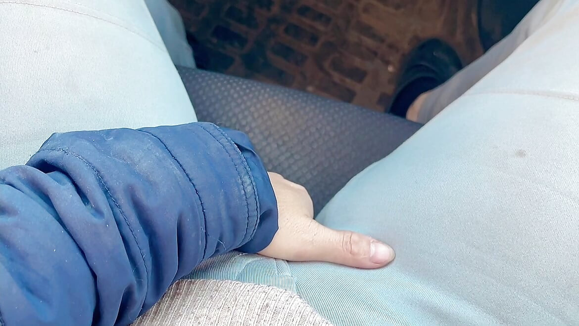 Otvara dlakavu pičku u autu, a zatim izlazi van pišajući