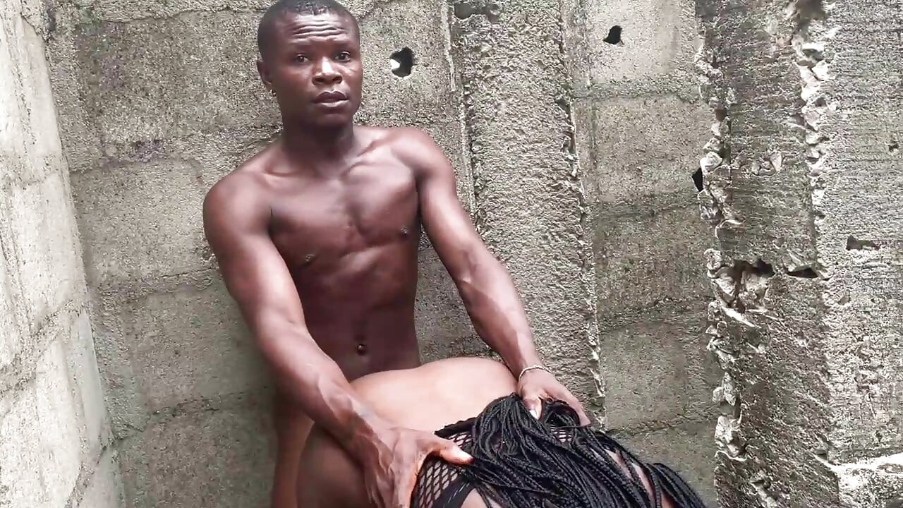 Mulher negra com uma bunda espetacular sabe como agradar um homem