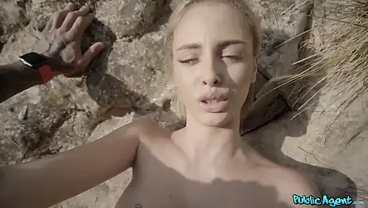 Агент - симпатичную блондинку Lya Missy трахают в лесу и кончают на все ее очки