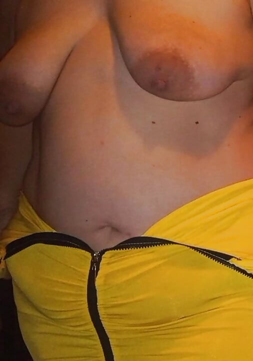 Mature Roma whore in yellow mesh overalls shows her hairy pussy at thigh root close up - Long home masturbation video with gypsy woman 2026