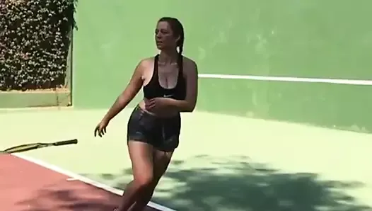 Leila Lowfire Beim теннис