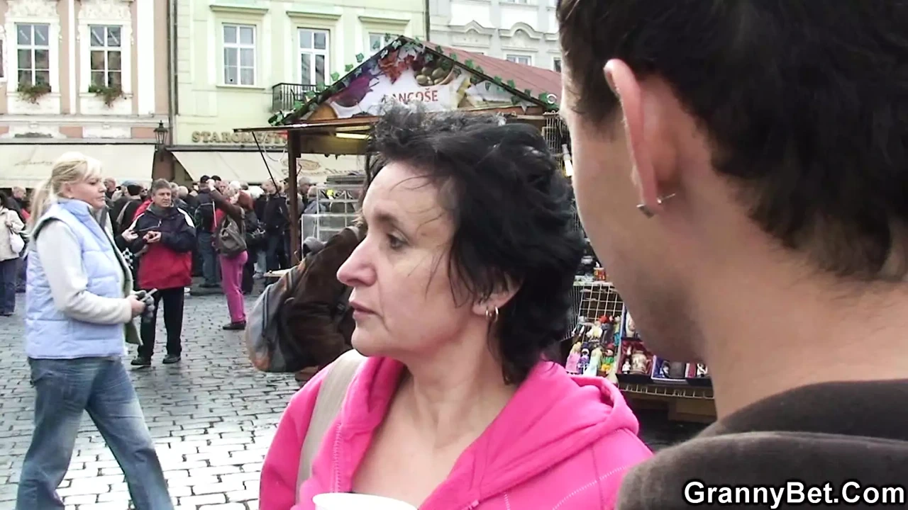 老游客奶奶被淫荡的男孩搭讪并性交