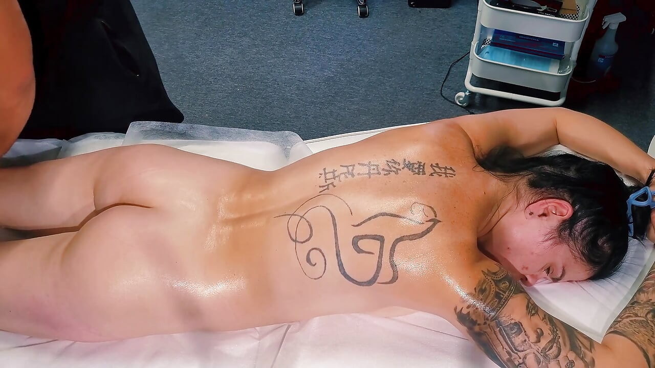 The Kinky Masseur Pushes the Limits of the Massage, Gives Her a Toy and Puts His Penis in Her Mouth