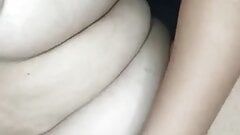 Meine Finger in meiner Muschi, um zu masturbieren und endlich zu kommen