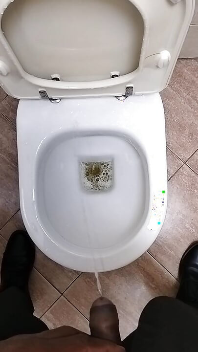 在厕所撒尿-
