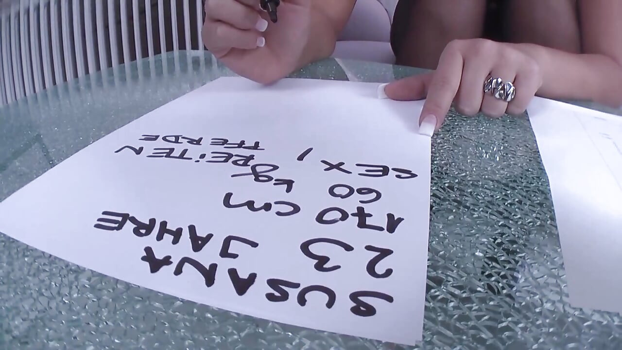 Puta de pelo oscuro caliente y cachonda se masturba