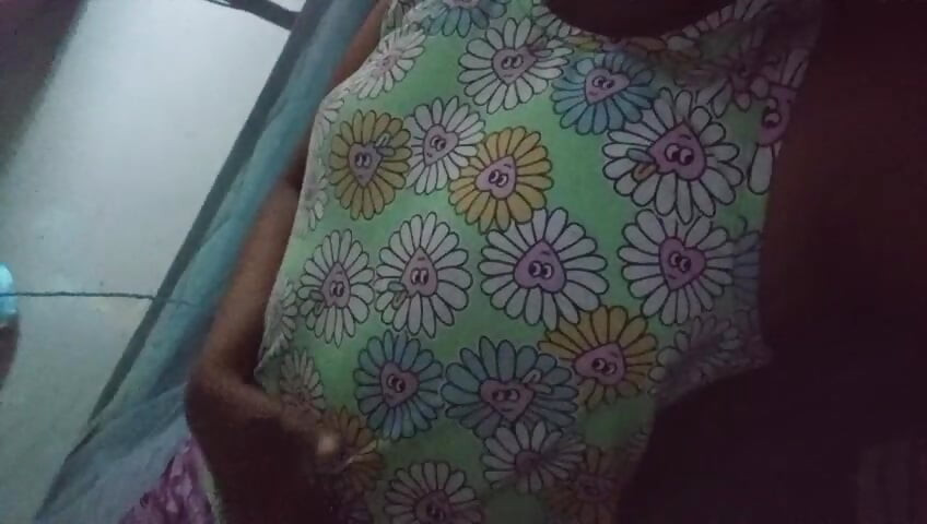 Cewek sri lanka ini lagi asik muasin memek beceknya pakai dildo di kamar mandi