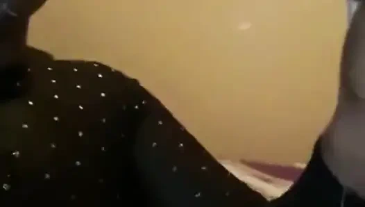 Ayah tiriku pindah bersama kami dan tengah malam kami bersenang-senang