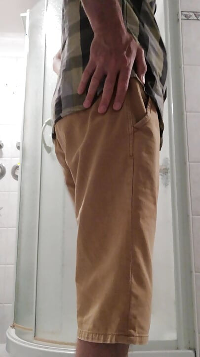 Desnudarse en el baño con el cockring alrededor de los huevos y correrse en el sofá del salón
