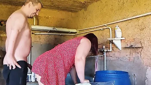 Ich habe eine dorfhure direkt in der scheune gefickt, wo sie das waschen machte