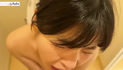 Gadis yang sudah menikah mengambil keperawanan analnya dengan pai krim anal pertamanya malam ini