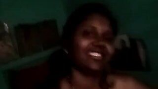 Tamilische Tante zeigt ihrem Freund Kurven