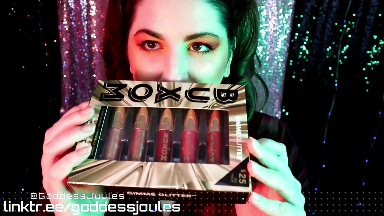 Plexiglass rujlu lipgloss asmr'ı öpüyor