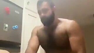 Urso musculoso fode a bunda de twink com força