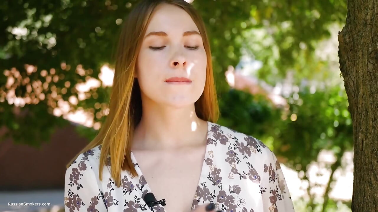 Evgeniya está fumando cigarrillo fuerte de 120 mm