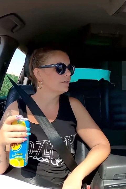 Face pipi într-un câmp de porumb și udă-i fusta