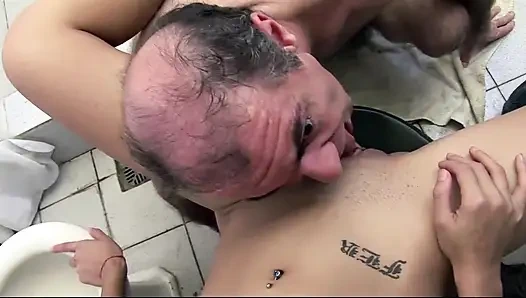 Pria yang lebih tua disepong di kamar mandi oleh remaja yang lebih muda