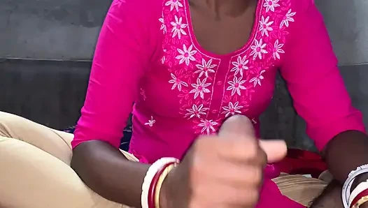 Hintli desi orta yaşlı seksi kadın genç sevgilisine cinsel zevk verdi