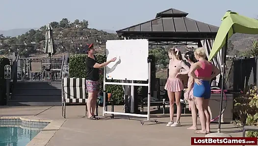 Şınavlar bu vahşi striptiz oyununda güçlerini test ediyor