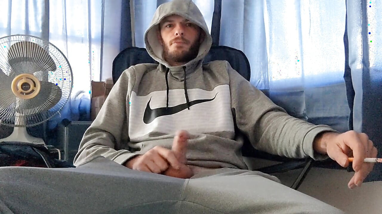 Čineći moj mekani kurac tvrdim. Pušenje i na rubu