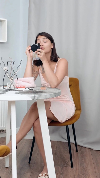 สาวสีผมบรูเน็ตขี้เหงาสนุกกับของเล่น