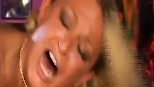 Büyük memeli sarışın Alman orta yaşlı seksi kadın retro sahnede iki yarağı birden alıyor