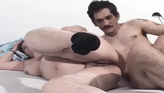 Memek berbulu cewek semok perancis dientot habis-habisan