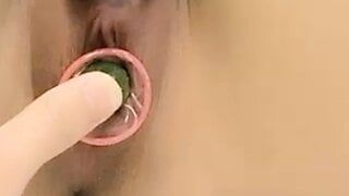 Squirting avec un concombre et un bâton de masturbation électrique