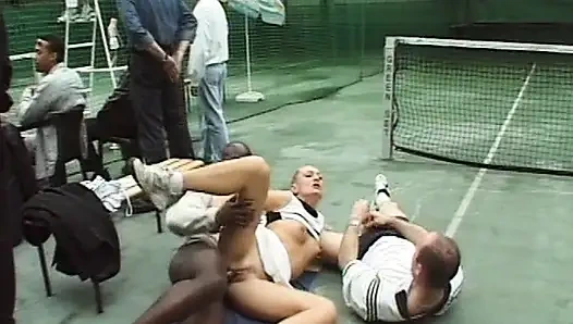 Fransız tenis kız çift ir üçlü sekste sikiliyor