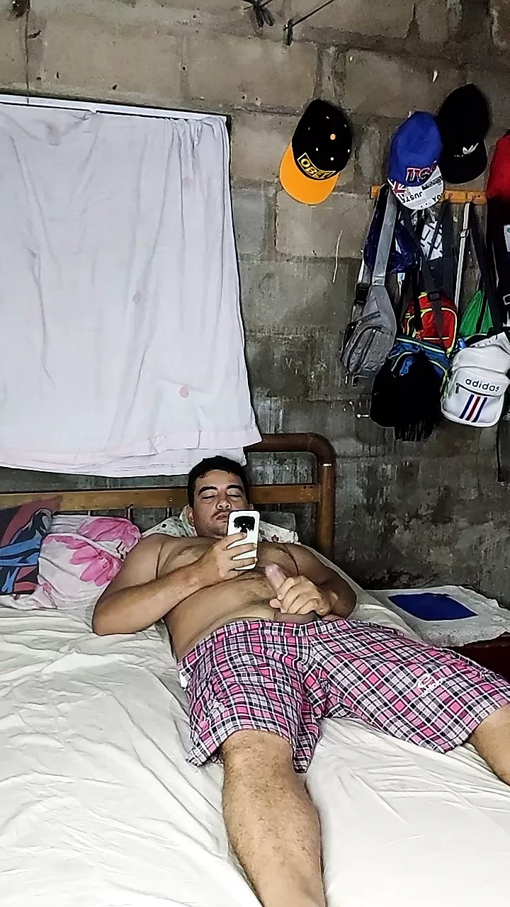 Descubro Ami primo masturbandose y le hago un delicioso oral