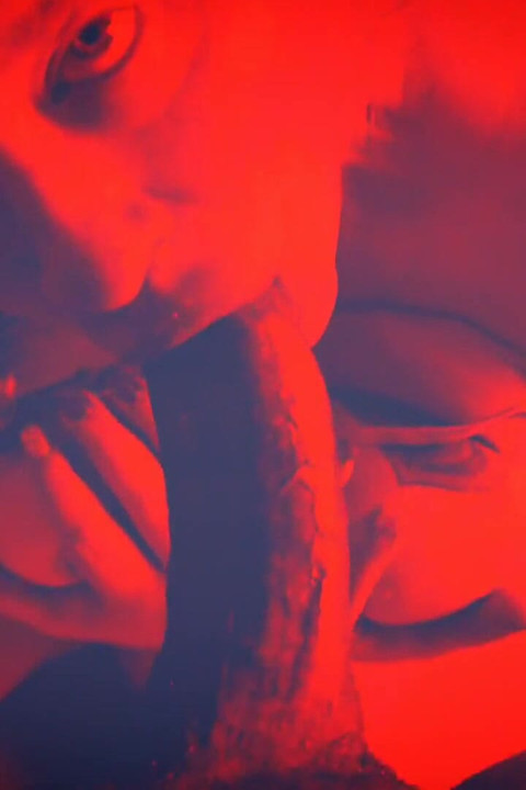 Glückliches mädchen kween Bunny B - rotes licht spezieller pOV-blowjob und halsfick