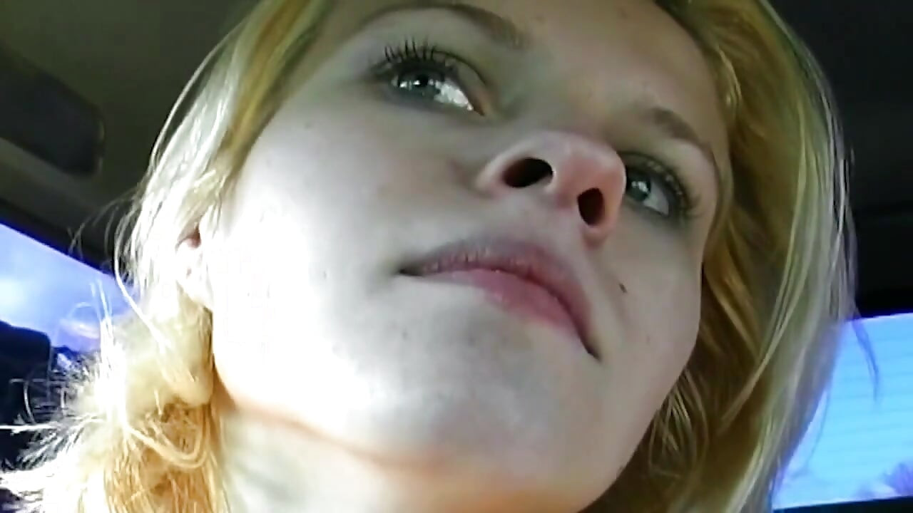 Loira amadora dedando xoxotas molhadas no carro e na cama