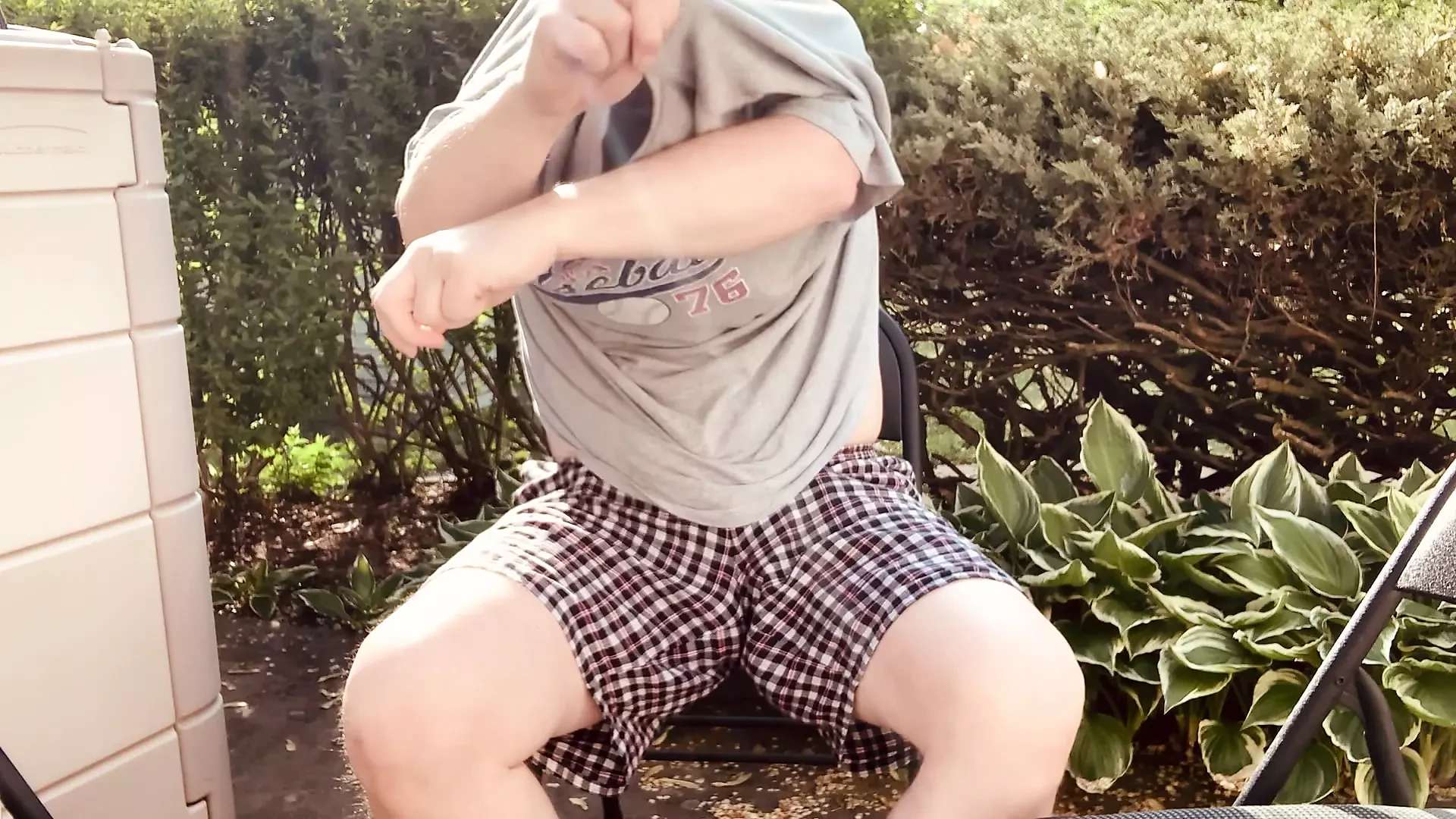 Buiten in mijn tuin, naakt en masturberend