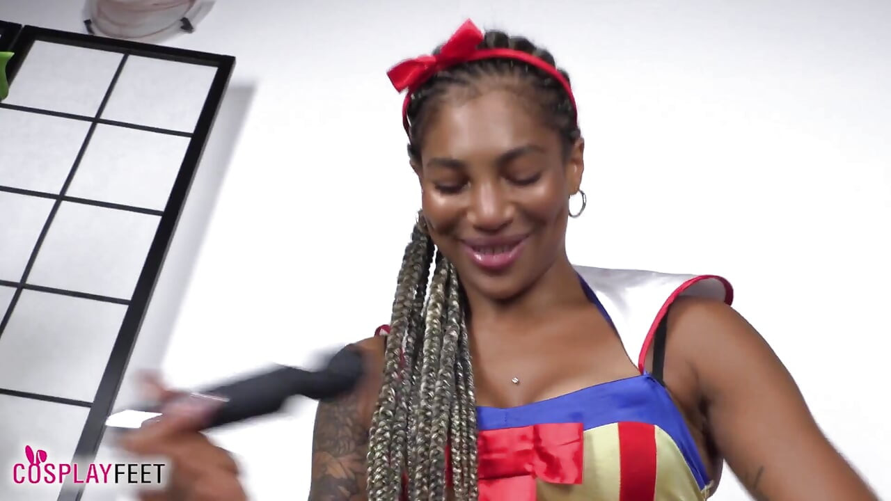 Glorya si cewek hot kulit hitam lagi asik muasin memek muasin memeknya pakai vibrator sambil jilat kaki dan berpose