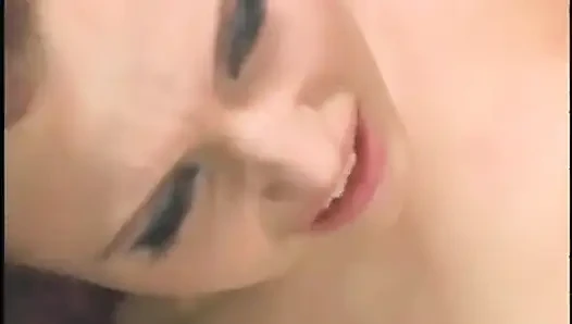 Buff adam kalın yarağını ateşli orta yaşlı seksi kadının boğazına sokuyor